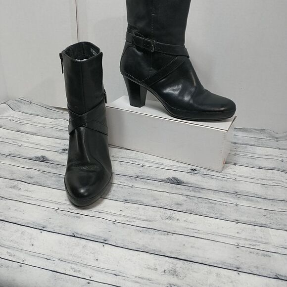 Clarks Woman's SZ 10M Biker Black Leather Zip Up Buckle Block Heel AnkleBoot - Picture 1 of 10